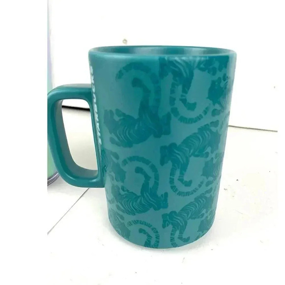 Lot of 3 Starbucks Embossed Tiger 12 oz Mug Holiday 16oz & 24 oz Tumbler - Picture 9 of 10